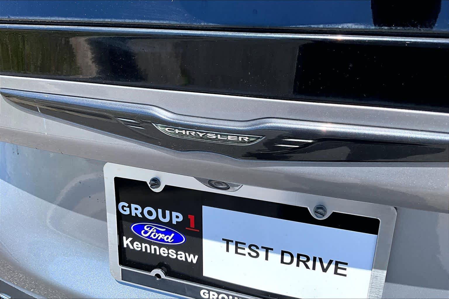 Used 2019 Chrysler Pacifica Touring Plus w/ S Appearance Package FWD image 10
