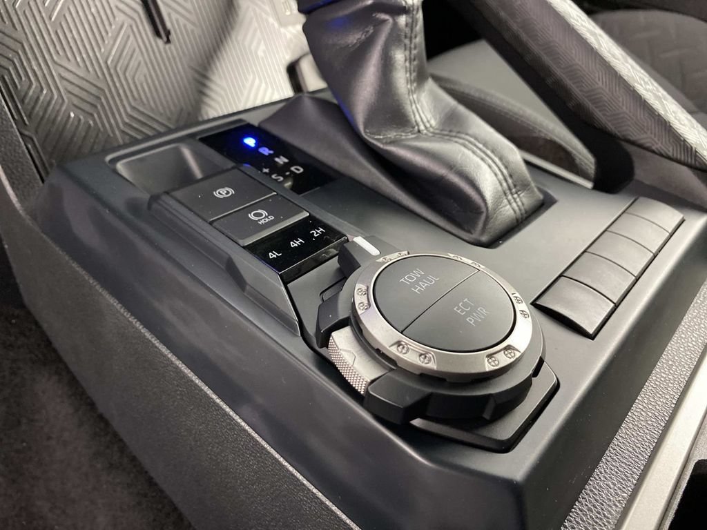 Used 2025 Toyota Tacoma SR5 AWD/4WD image 23