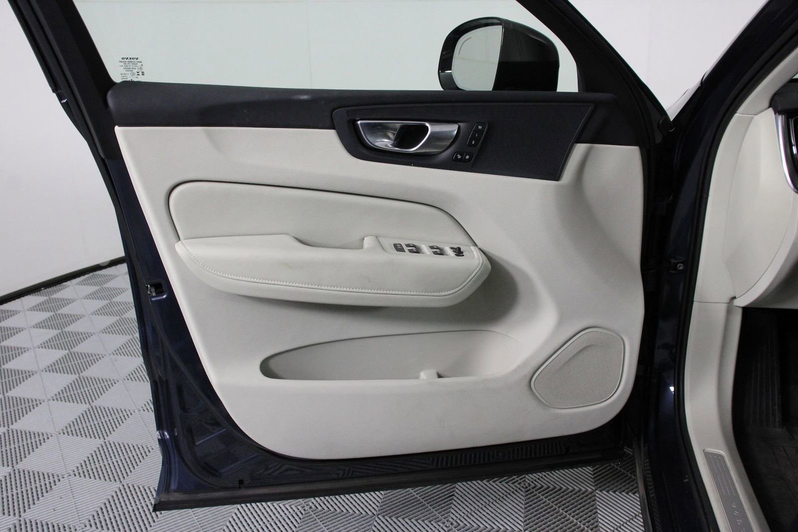 Certified 2025 Volvo XC60 T8 Plus w/ Protection Package Premier image 17