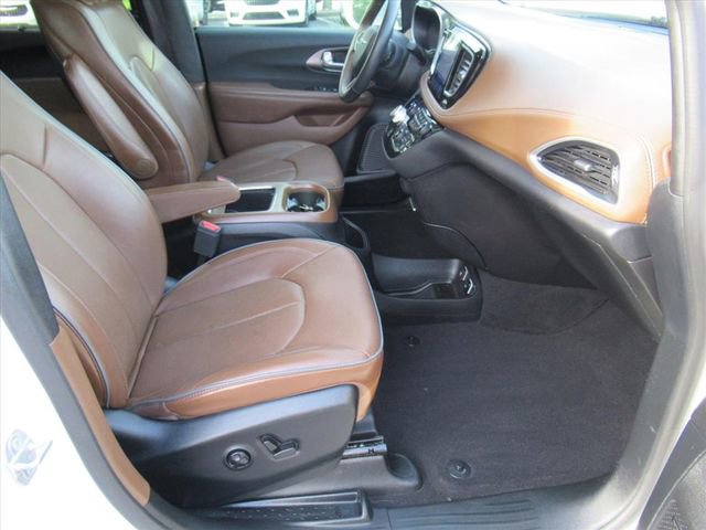 Used 2017 Chrysler Pacifica Limited FWD image 10
