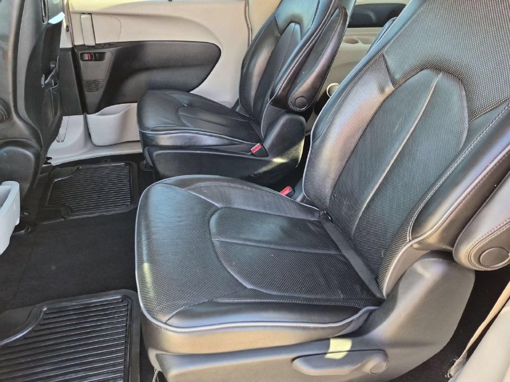 Used 2018 Chrysler Pacifica Limited w/ Advanced Safetytec Group FWD image 27