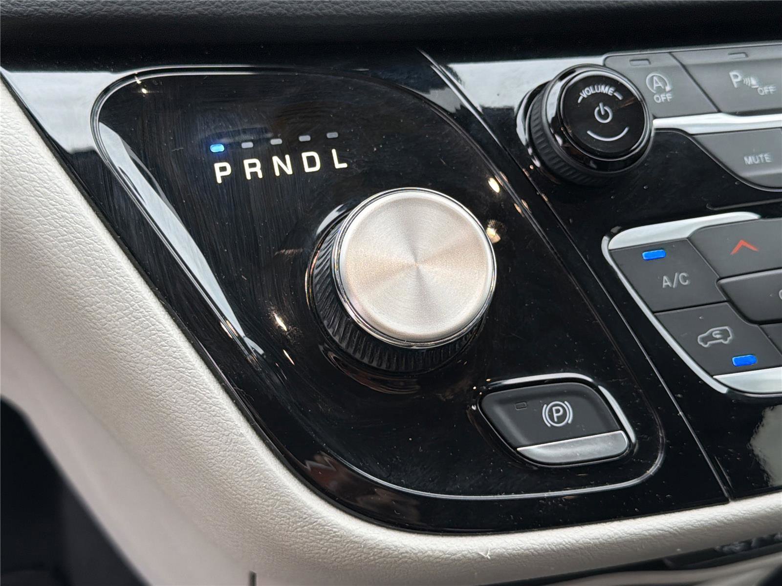 Used 2023 Chrysler Pacifica Touring-L FWD image 33