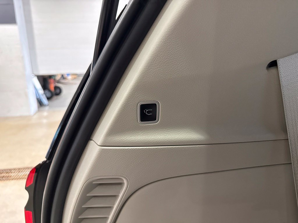 Used 2024 Chrysler Pacifica Touring-L w/ Uconnect Theater Family Group FWD image 20