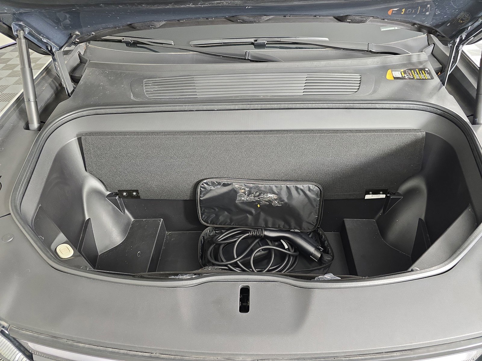 Used 2023 Rivian R1S Adventure image 14