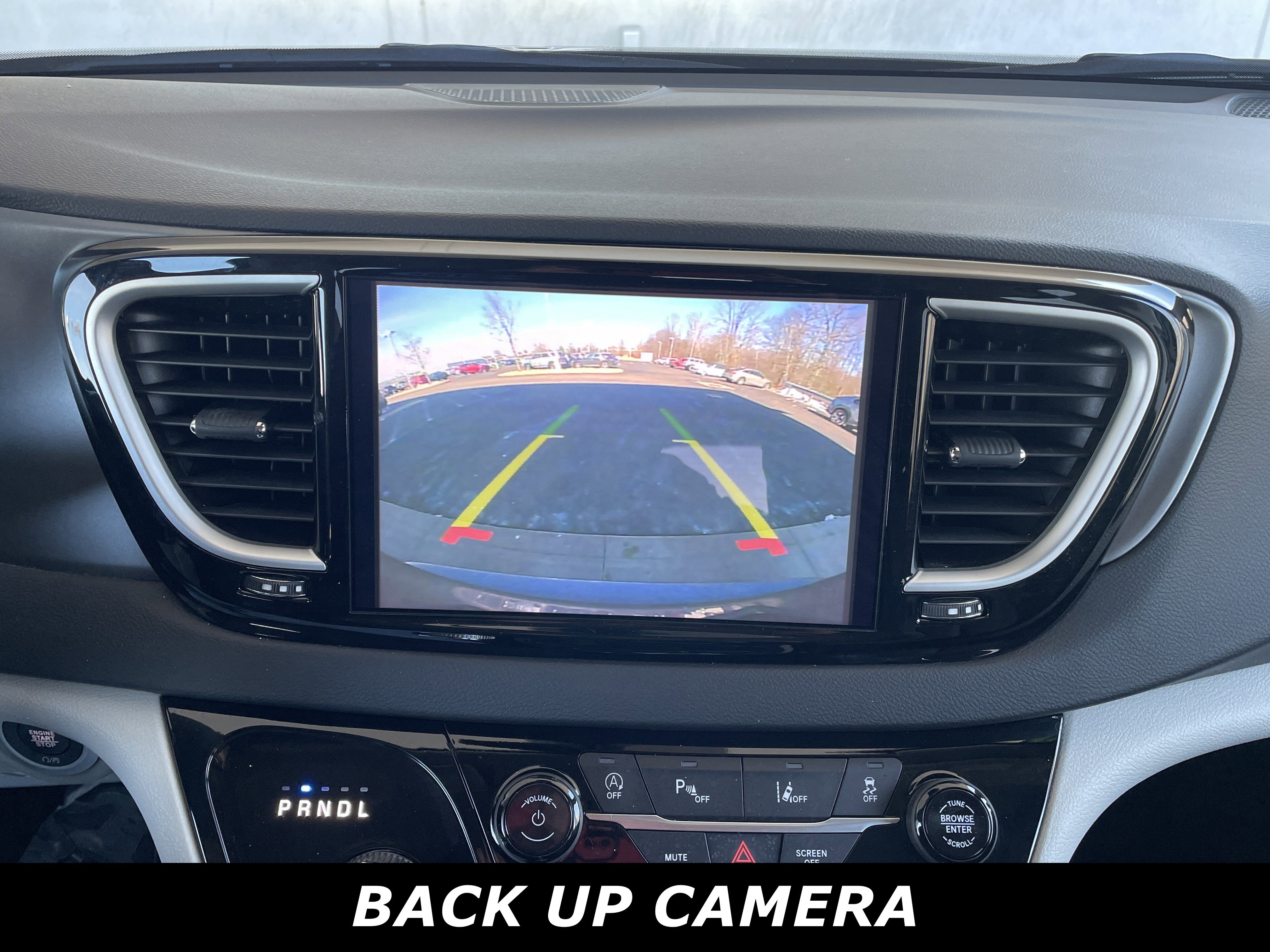 Used 2023 Chrysler Pacifica Touring-L image 10