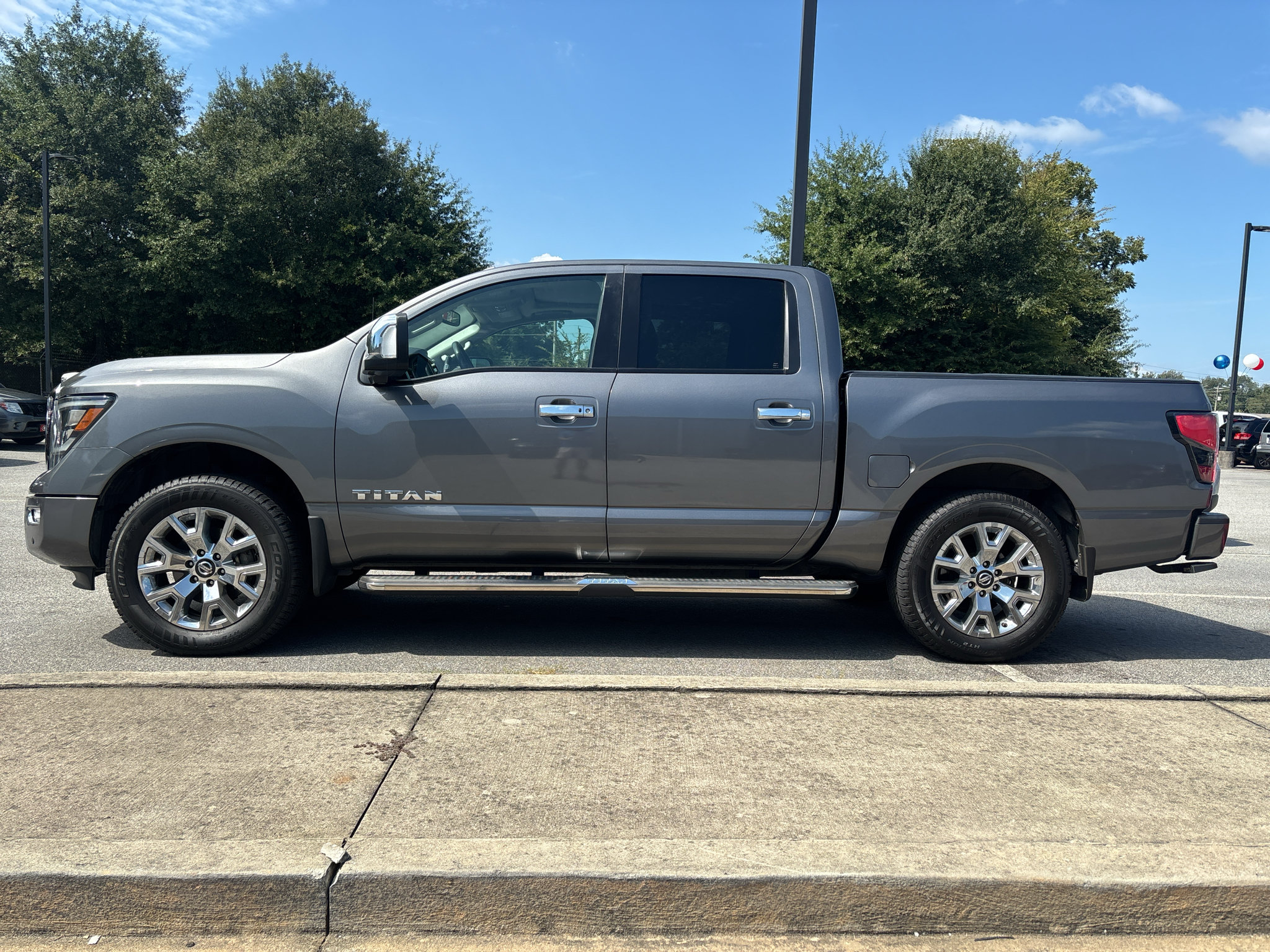 Used 2021 Nissan Titan SL w/ Moonroof Package RWD image 4