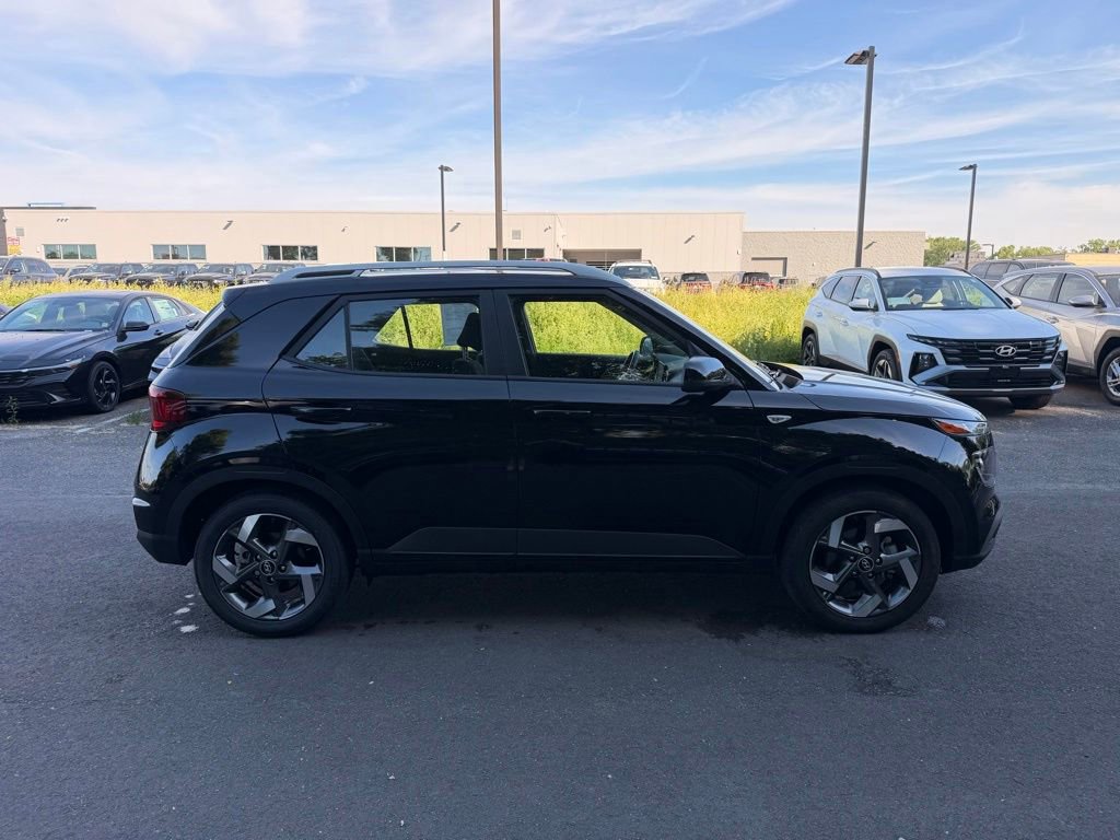 Used 2023 Hyundai Venue SEL w/ Cargo Package FWD image 2