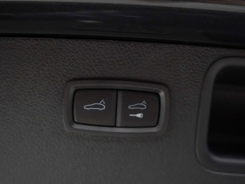 Certified 2025 Porsche Macan image 14