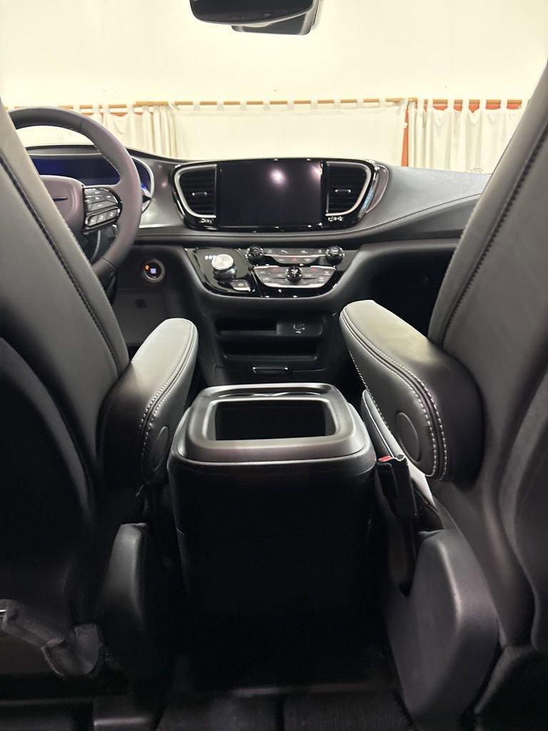 New 2026 Chrysler Pacifica Select FWD image 18