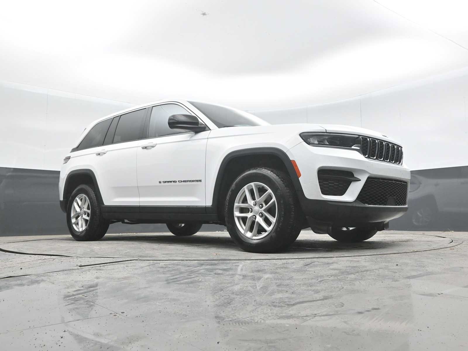 Used 2023 Jeep Grand Cherokee Laredo AWD/4WD image 28