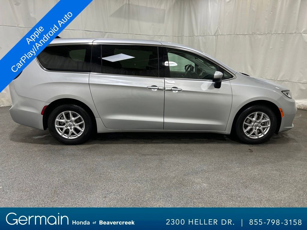 Used 2023 Chrysler Pacifica Touring-L image 11