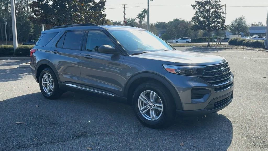 Used 2022 Ford Explorer XLT image 2