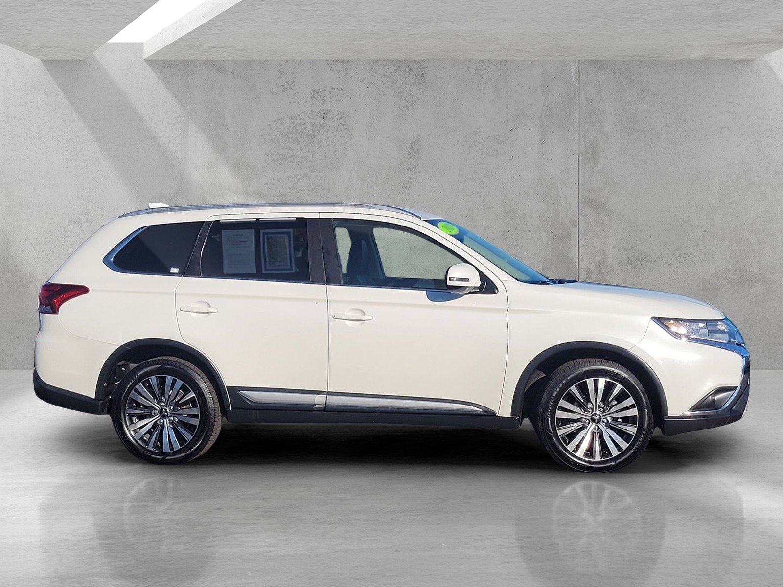 Used 2019 Mitsubishi Outlander SE image 3