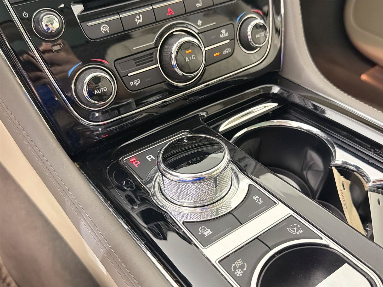 Used 2017 Jaguar XJ L Portfolio RWD image 17