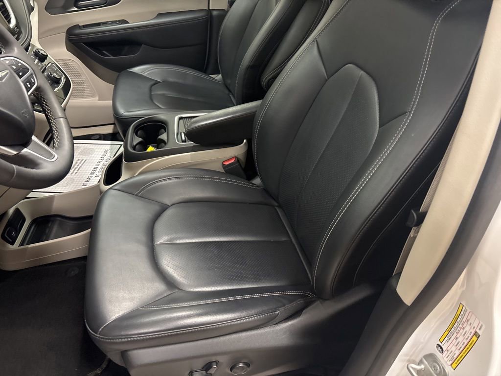 Used 2023 Chrysler Pacifica Touring-L image 23