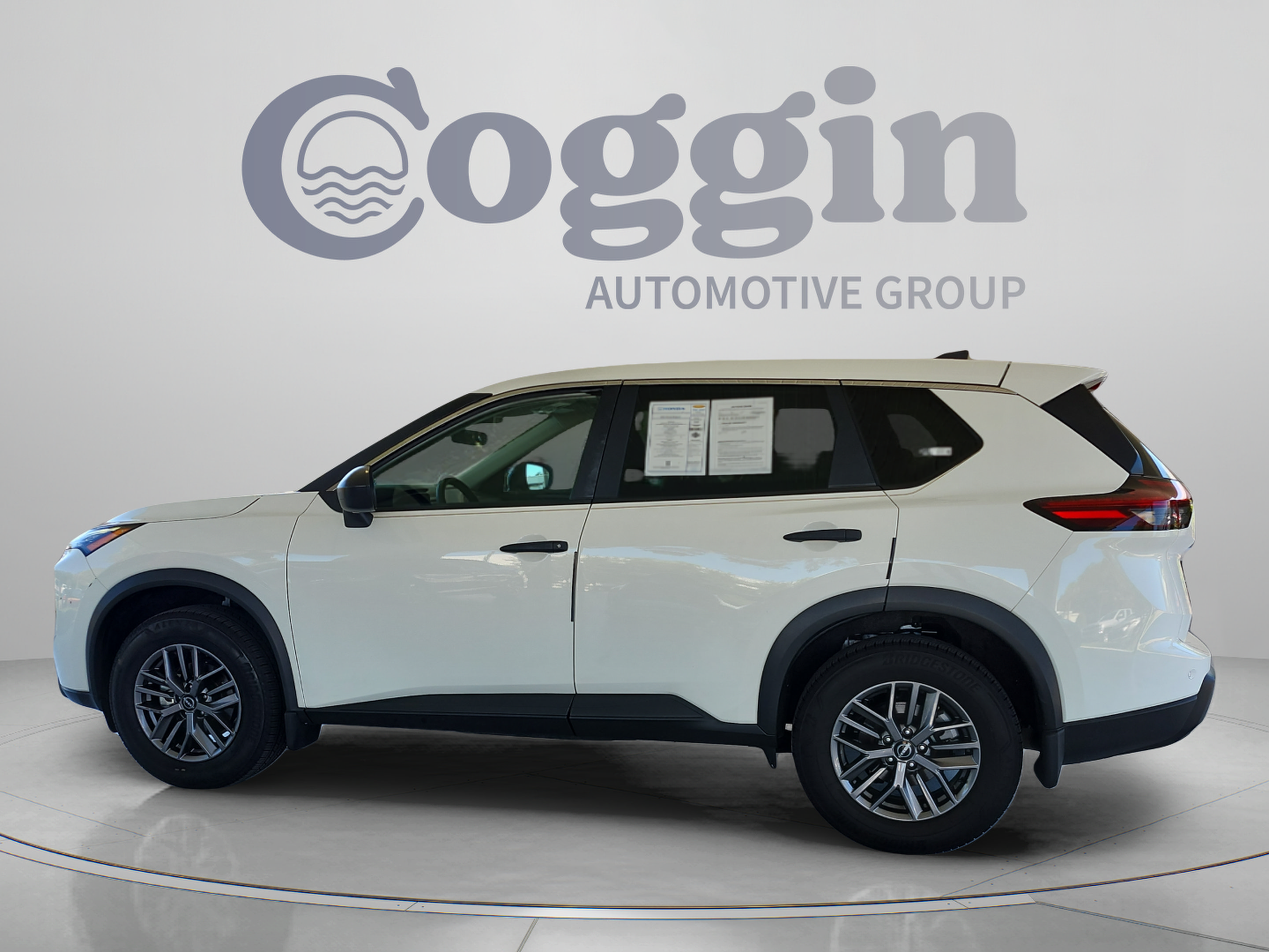 Used 2024 Nissan Rogue S FWD image 2