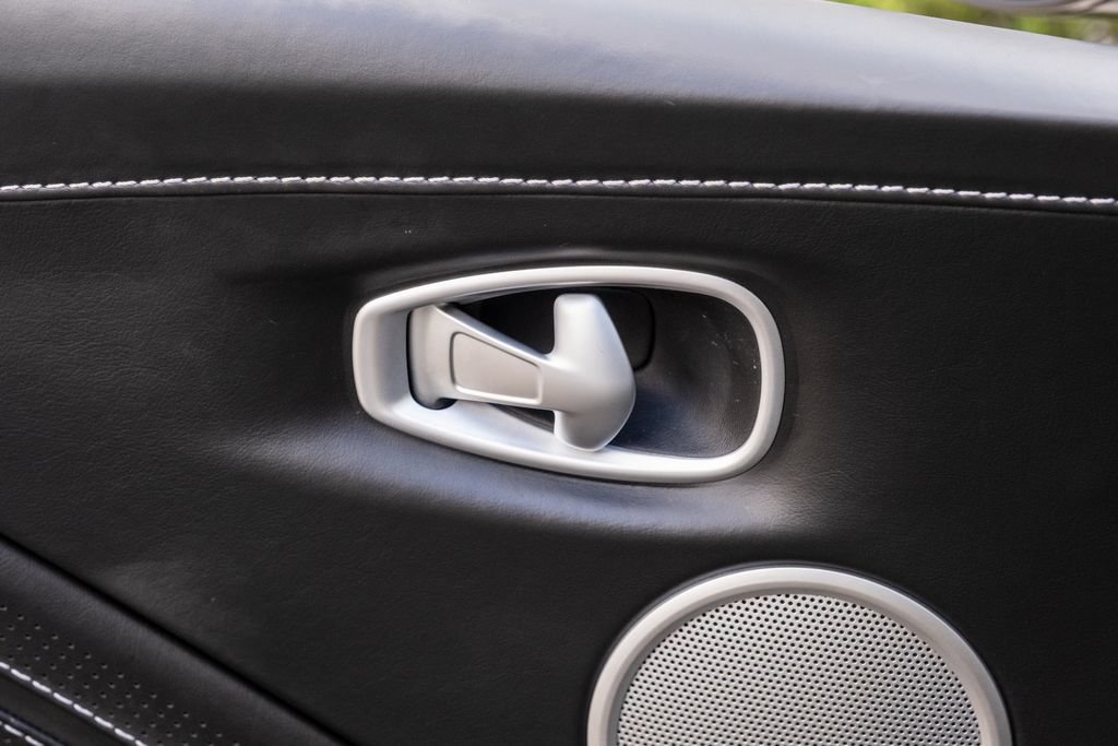 Used 2019 Aston Martin V8 Vantage Coupe RWD image 18