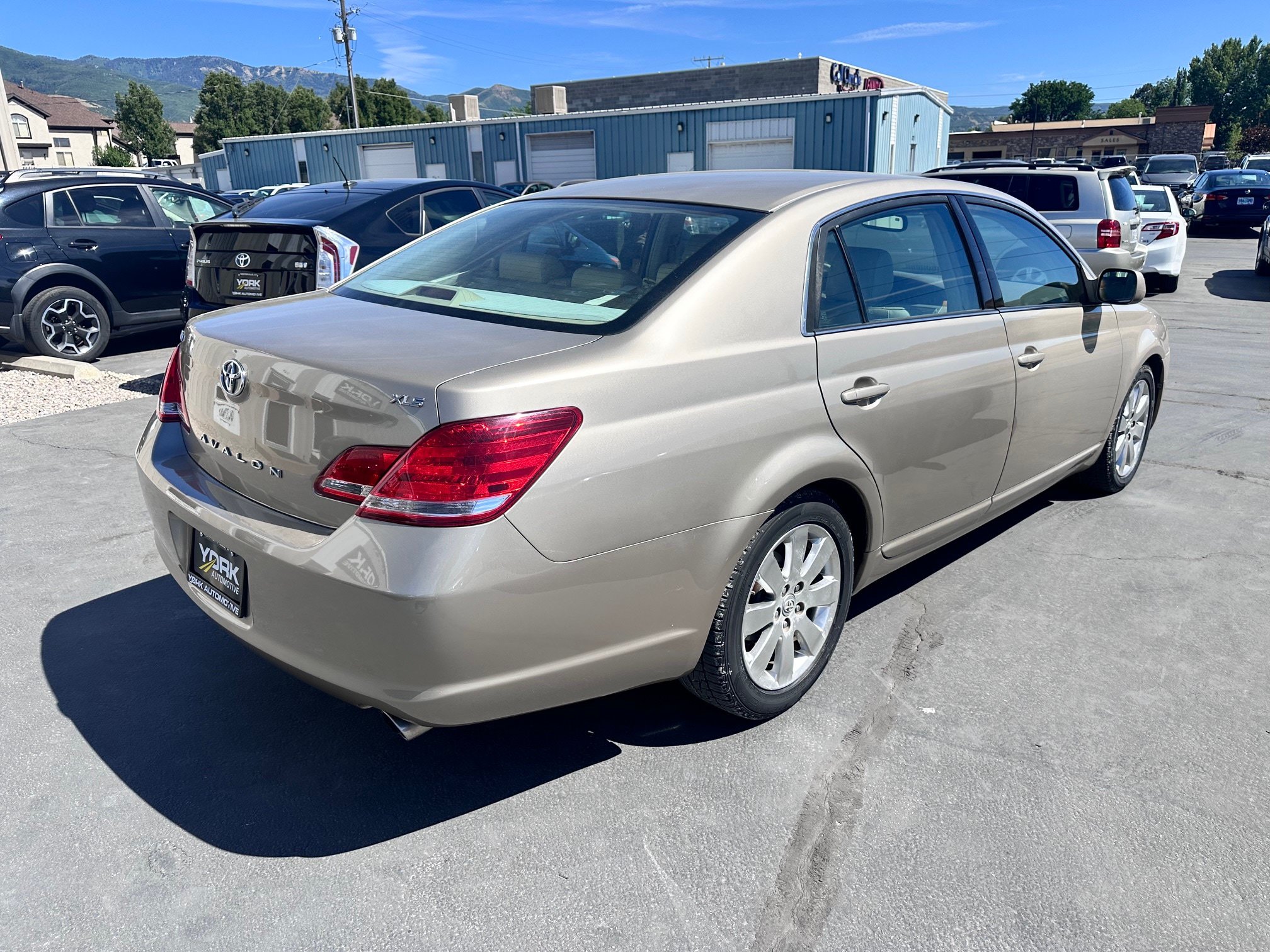 Used 2006 Toyota Avalon XLS FWD image 3