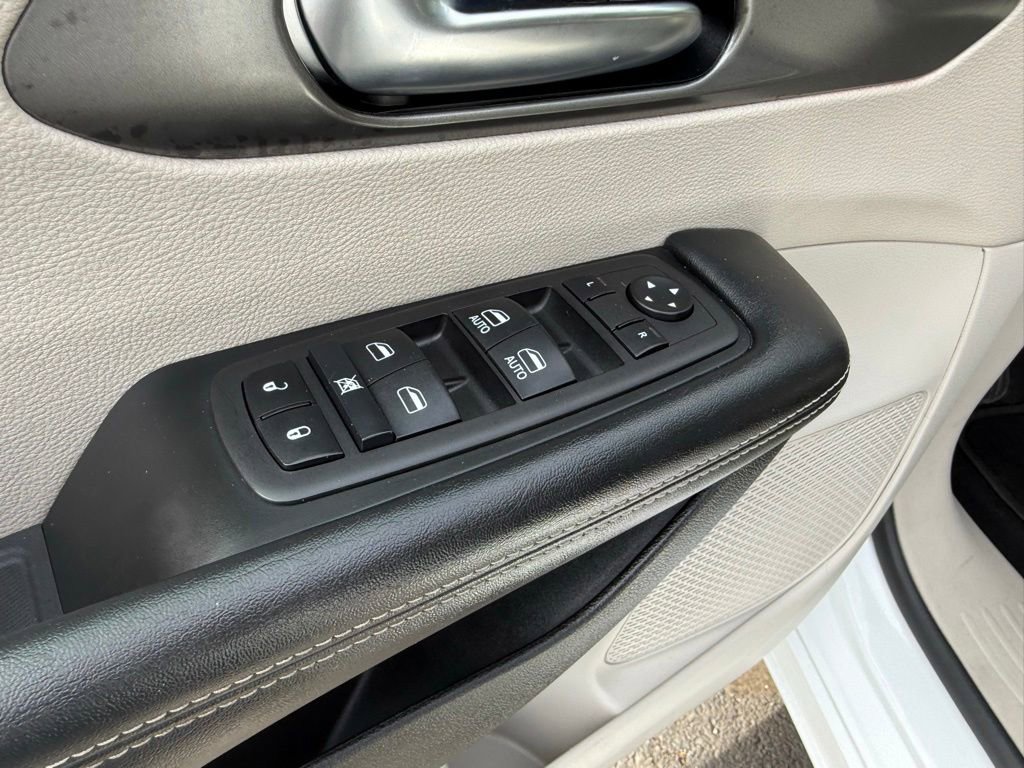 Used 2023 Chrysler Pacifica Touring-L FWD image 11