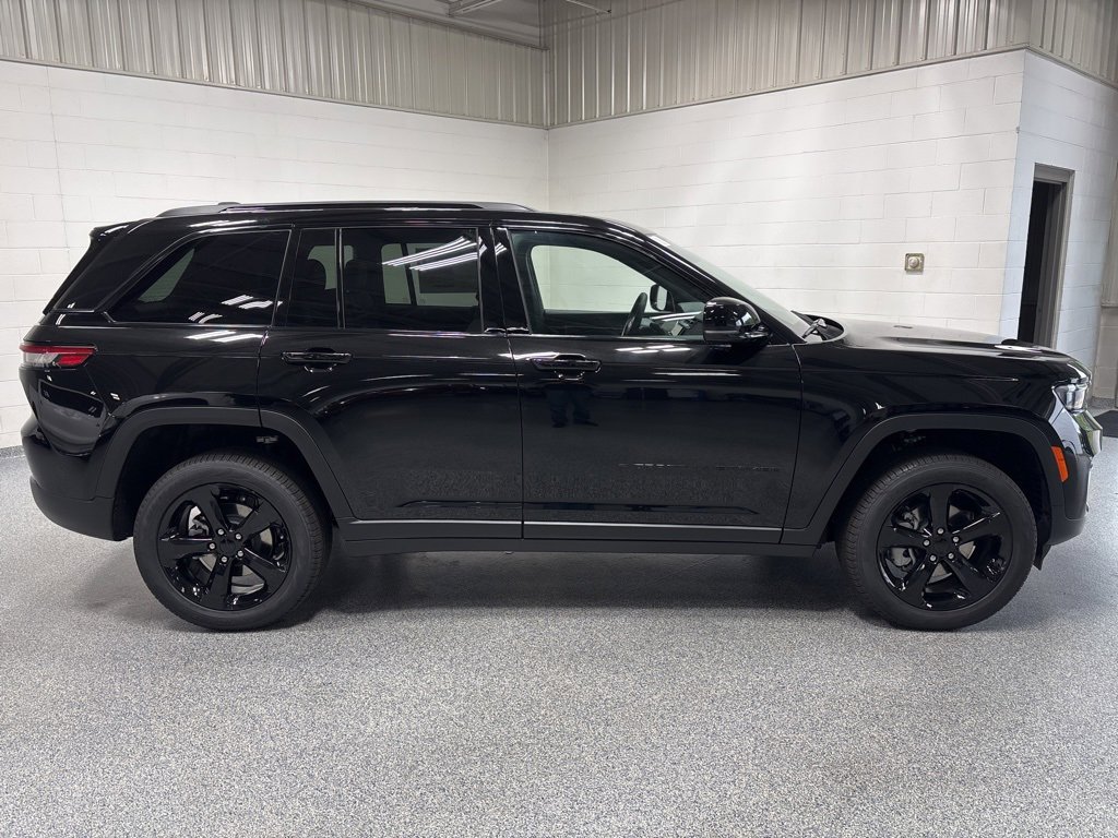 New 2025 Jeep Grand Cherokee Limited w/ Black Appearance Package image 8