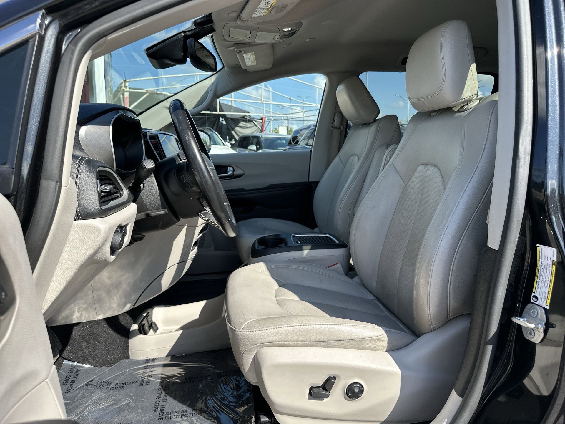 Used 2021 Chrysler Pacifica Touring-L FWD image 13