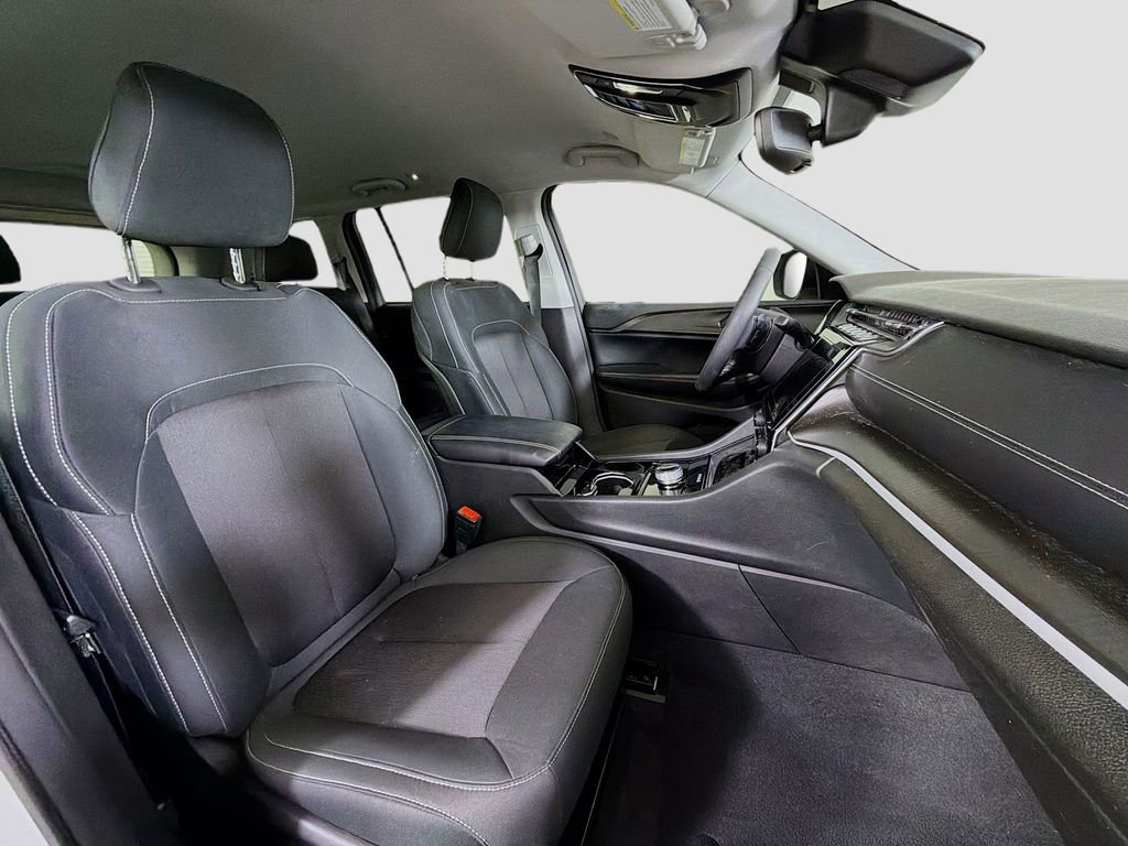 Used 2023 Jeep Grand Cherokee Laredo RWD image 30