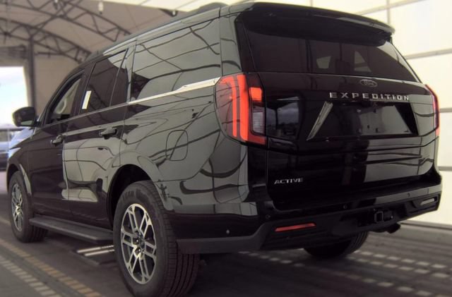 Used 2025 Ford Expedition Active RWD image 3