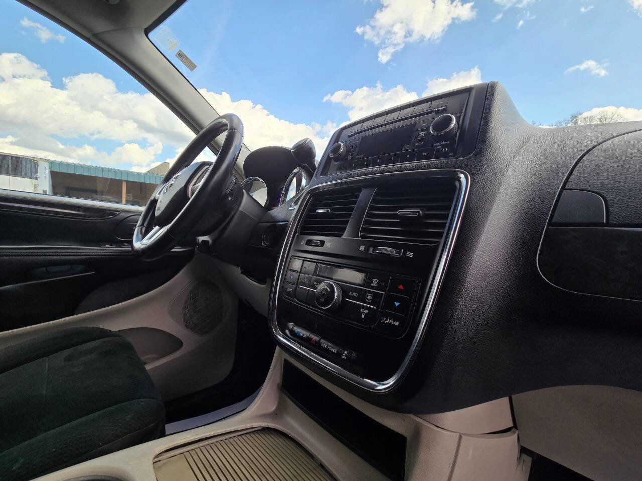 Used 2012 Dodge Grand Caravan Crew FWD image 26