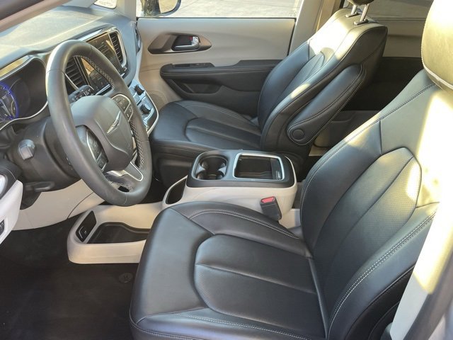 Certified 2024 Chrysler Pacifica Touring-L image 16