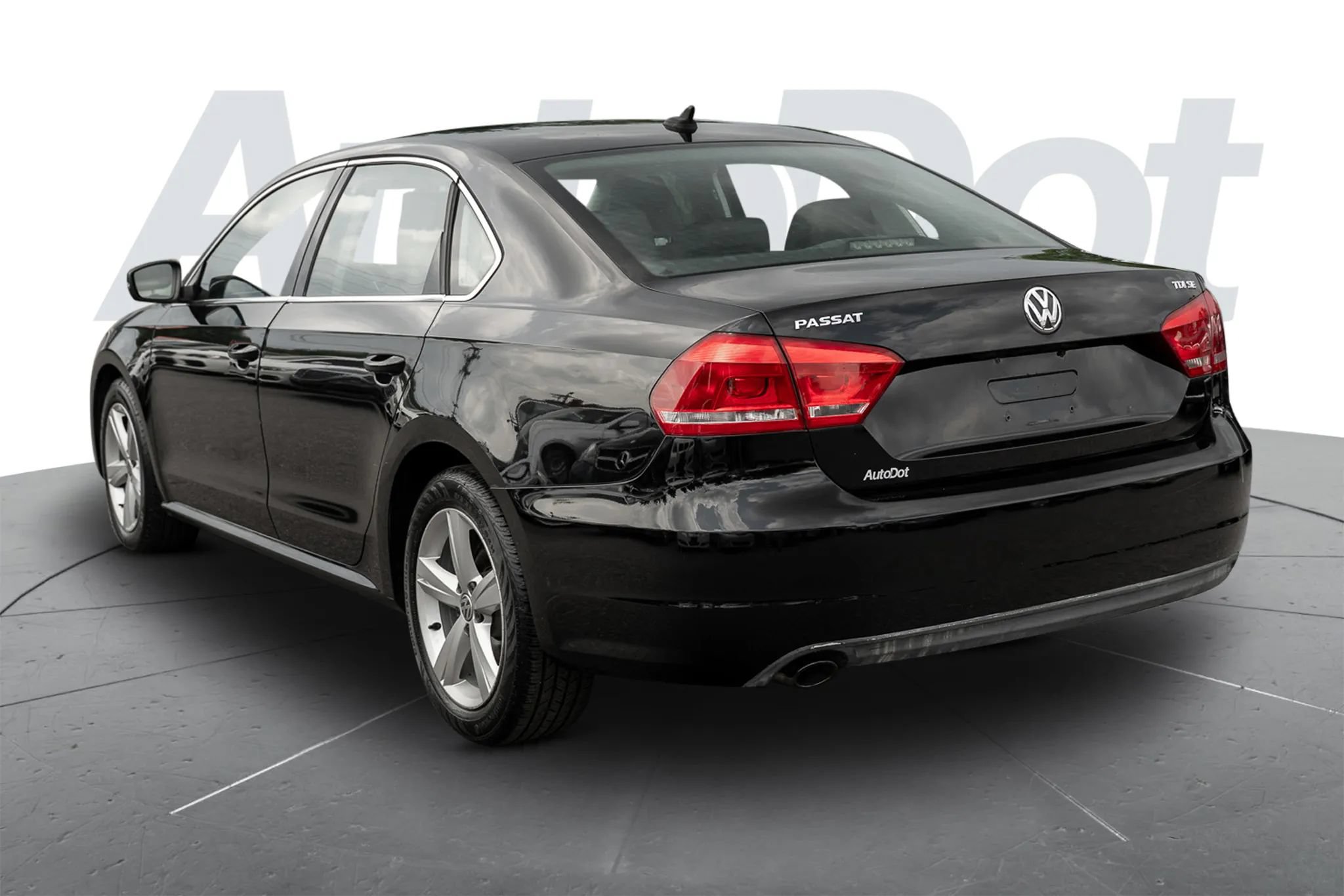 Used 2013 Volkswagen Passat TDI SE FWD image 2