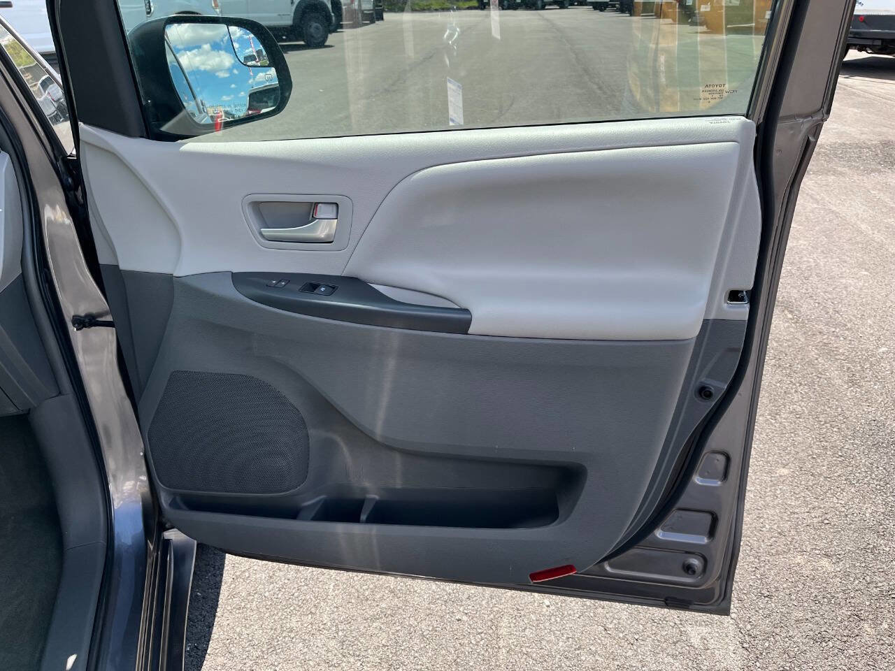 Used 2017 Toyota Sienna LE AWD/4WD image 24