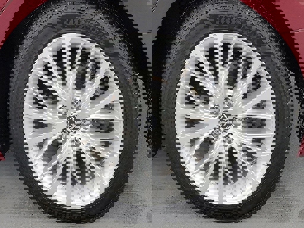 Used 2020 Toyota Camry XLE image 11