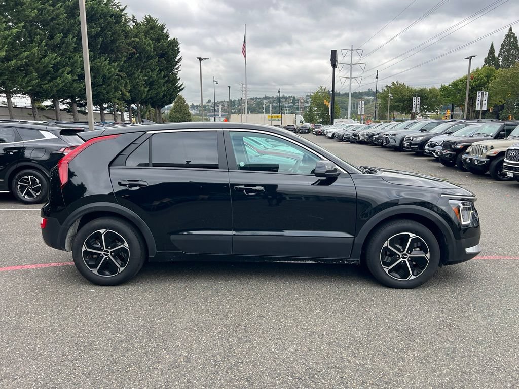 Certified 2025 Kia Niro LX FWD image 8