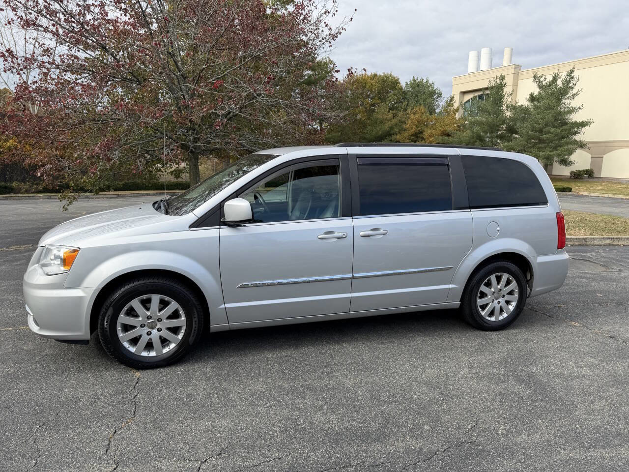 Used 2011 Chrysler Town & Country Touring-L w/ Driver Convenience Group image 5