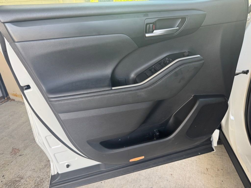 Used 2021 Toyota Highlander XLE image 23