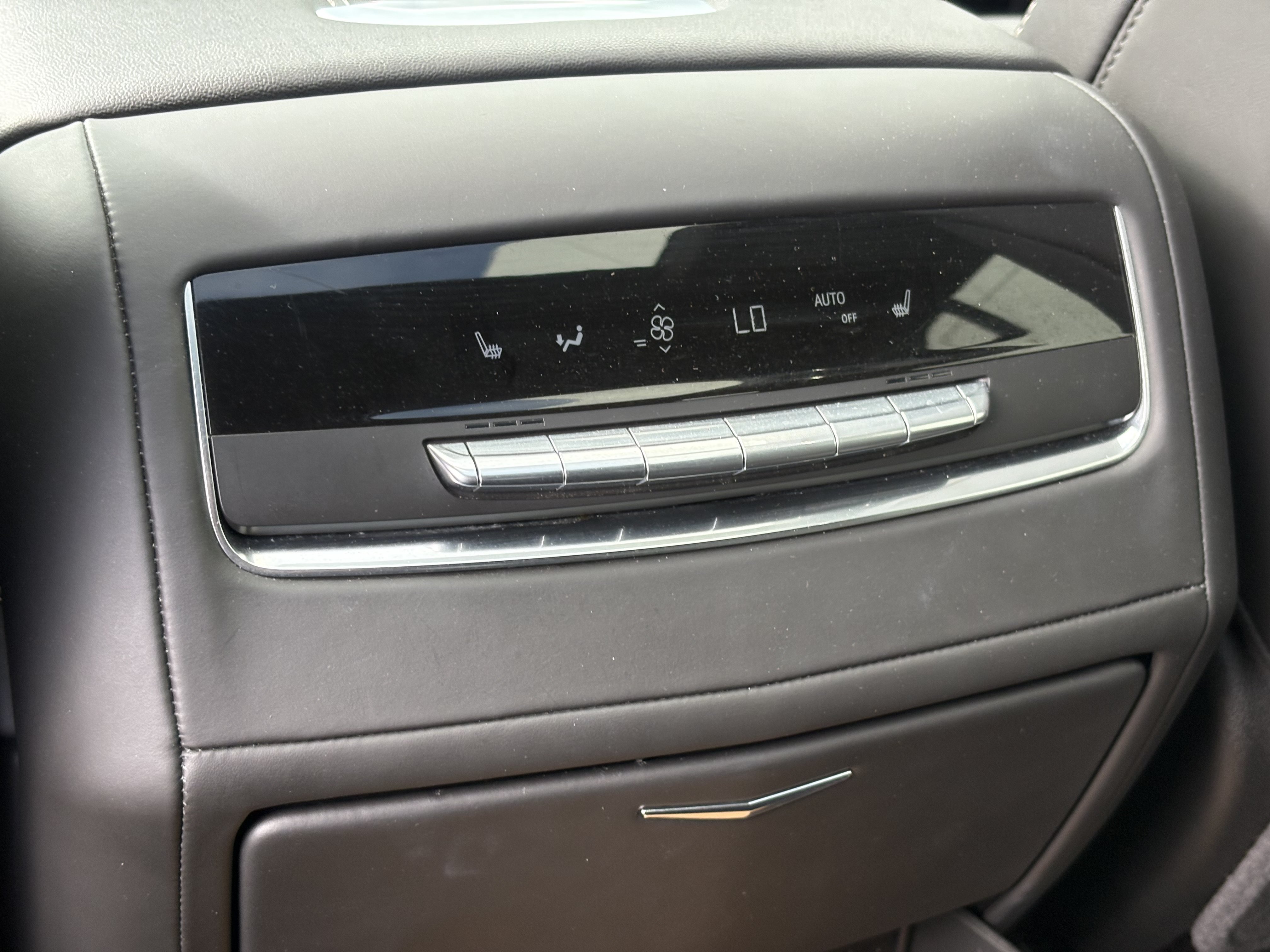 Used 2025 Cadillac Escalade ESV V AWD/4WD image 16