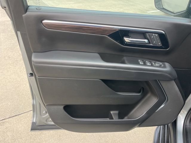 Used 2025 Chevrolet Suburban LT image 14