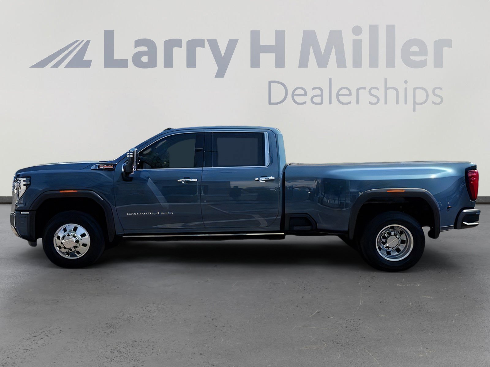 Used 2024 GMC Sierra 3500 Denali w/ Technology Package AWD/4WD image 2