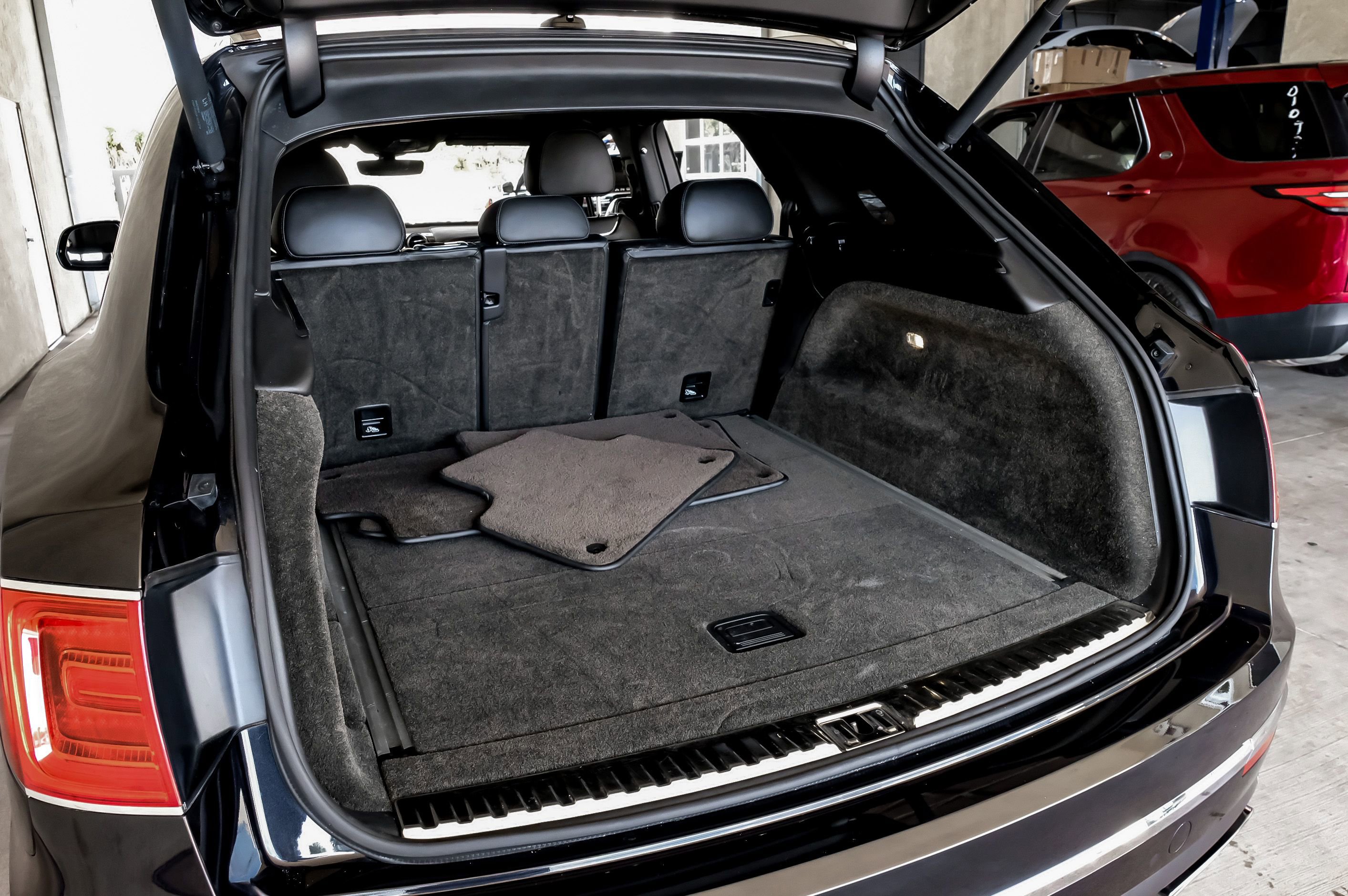 Used 2017 Bentley Bentayga image 54