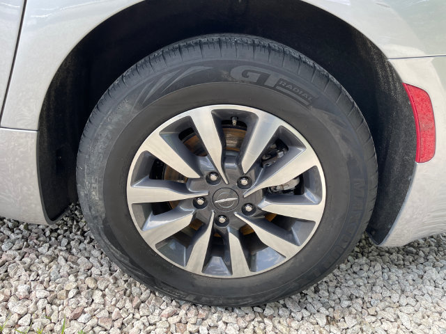 Used 2021 Chrysler Pacifica Touring-L FWD image 17