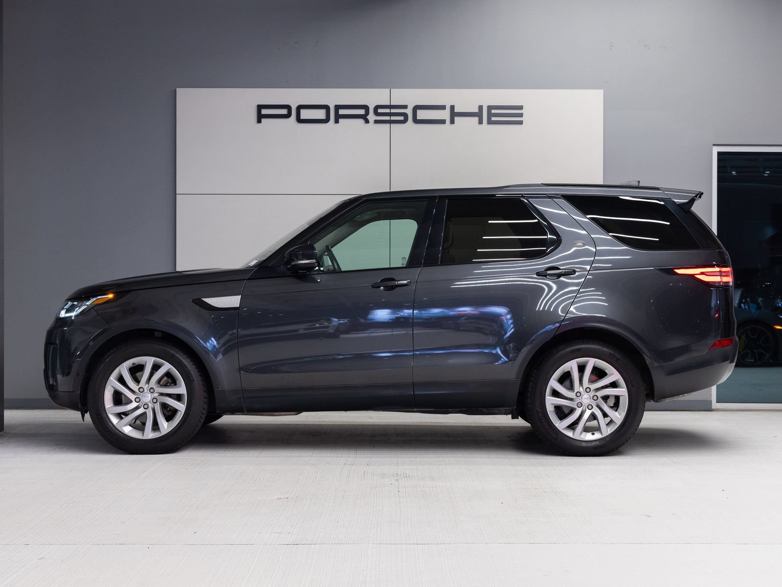 Used 2019 Land Rover Discovery HSE AWD/4WD image 2