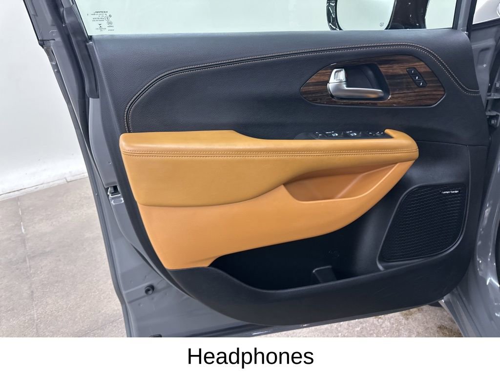 Used 2023 Chrysler Pacifica Pinnacle w/ Trailer Tow Group image 31