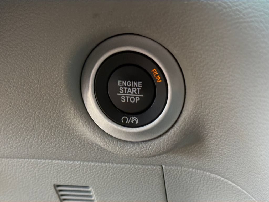 Used 2024 Chrysler Pacifica Touring-L FWD image 34
