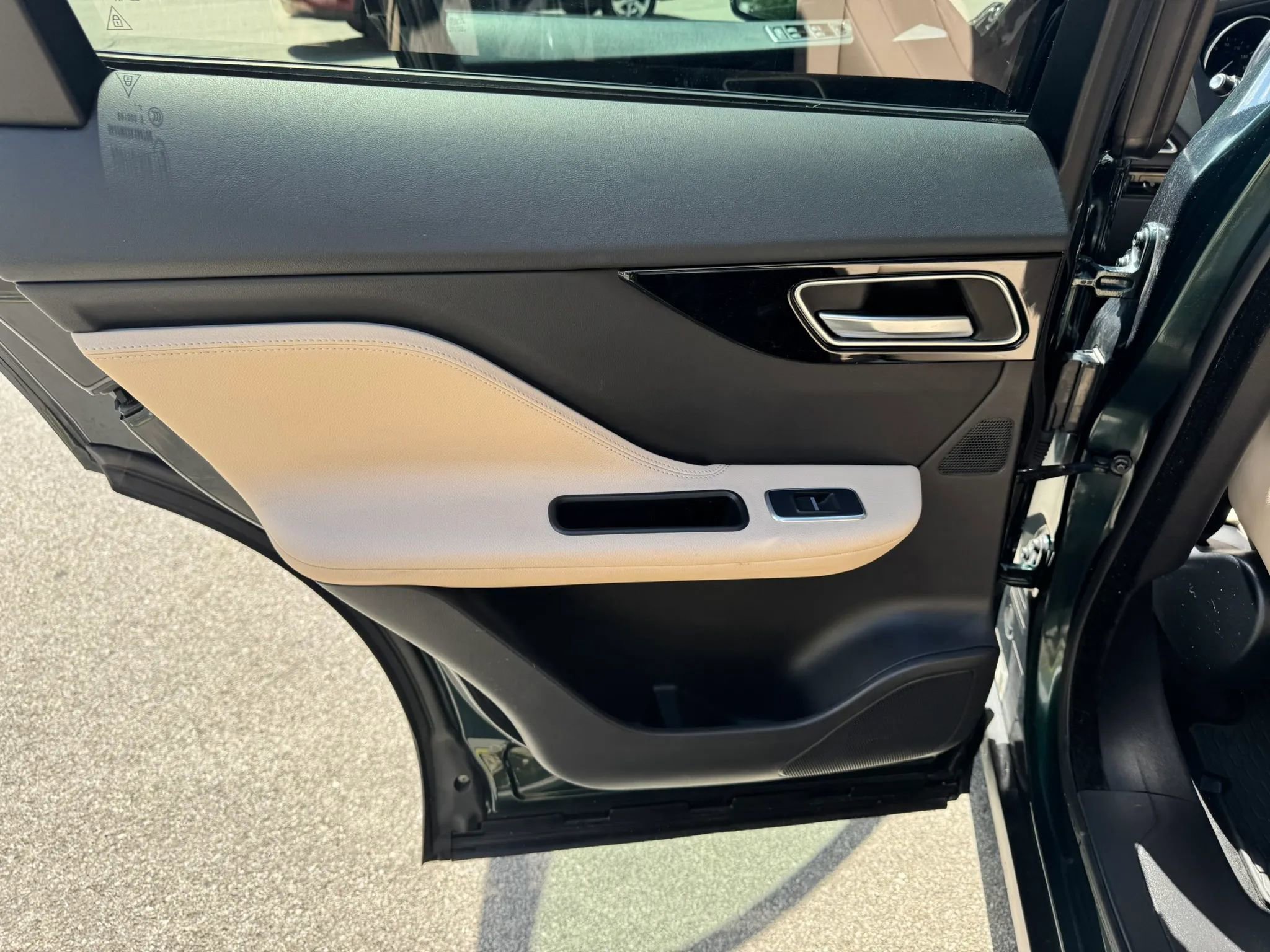 Used 2018 Jaguar F-PACE Premium AWD/4WD image 18