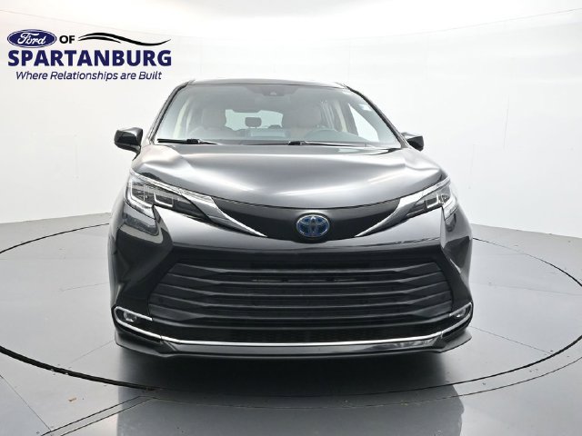 Used 2021 Toyota Sienna XLE FWD image 2