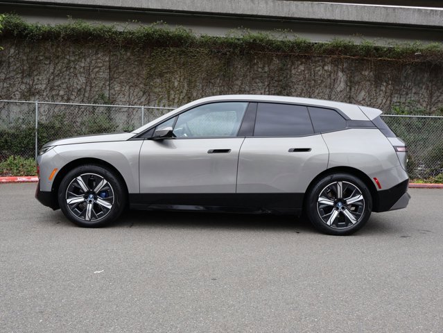 Used 2023 BMW iX xDrive50 w/ Sport Package AWD/4WD image 11