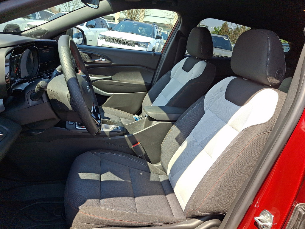 Used 2025 Chevrolet Trax RS image 24