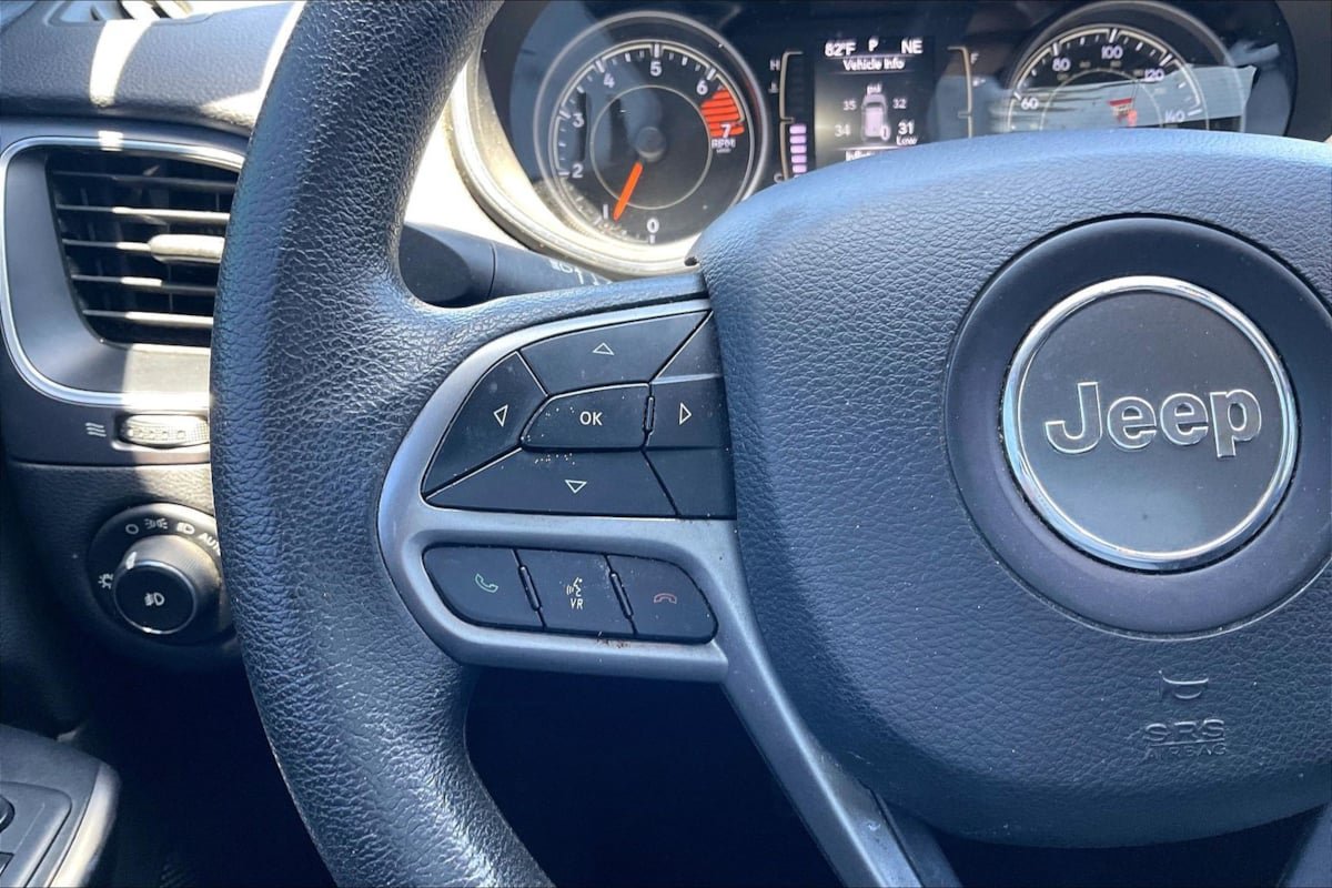 Used 2019 Jeep Cherokee Latitude w/ Popular Appearance Group AWD/4WD image 18