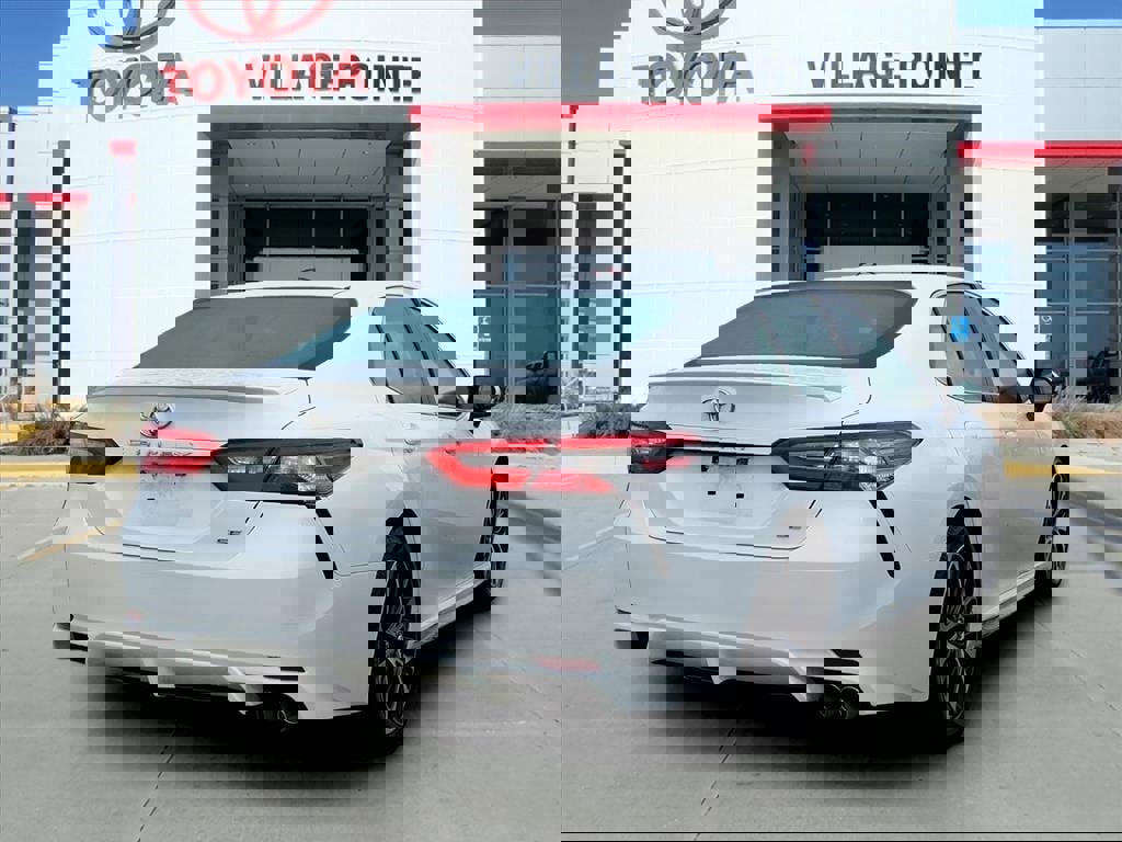 Used 2018 Toyota Camry SE w/ Convenience Package image 4