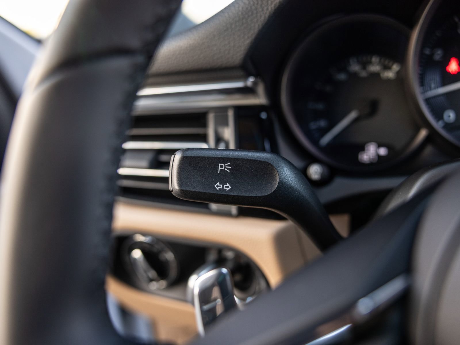 Certified 2025 Porsche Macan image 30